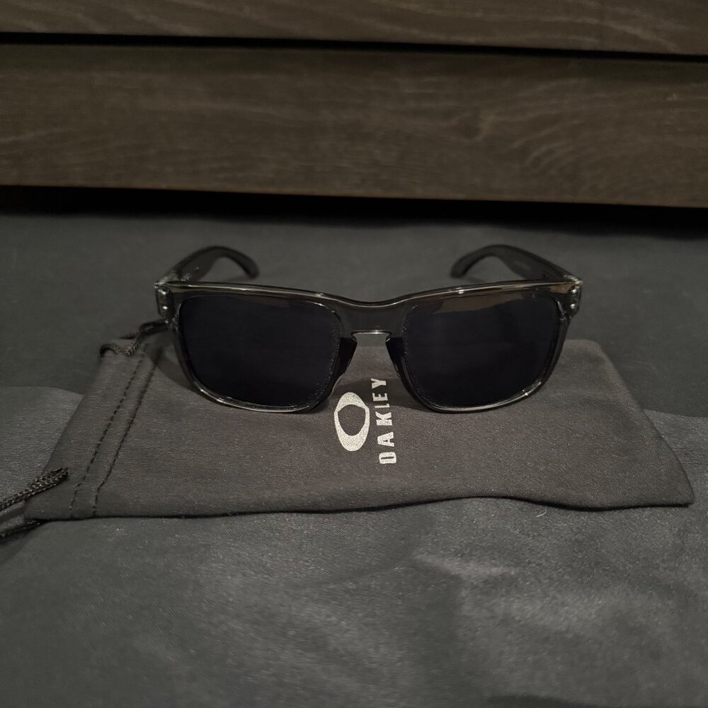 Oakley Holbrook Smoke Gray Polished Mens Sunglasses 9102 Black Lenses - Picture 7 of 8